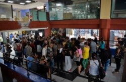 Cubanos se aglomeran en las afueras de una tienda en La Habana