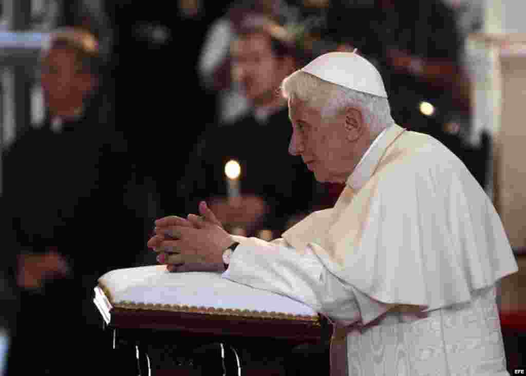 El papa Benedicto XVI ora, el martes 27 de marzo de 2012, durante su visita al Santuario de la Virgen de la Caridad del Cobre, en Santiago de Cuba.