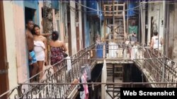 Los vecinos de San Pedro 258 entre Sol y Muralla temen que el edificio se les venga encima. (Captura de video/Cubanet)