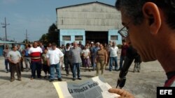 HAB05. LA HABANA (CUBA), 14/04/07.- Obreros de la fábrica metalúrgica Rafael Trejo, ubicada en el poblado de Guanabacoa, al este de La Habana hoy, 14 de abril de 2007, realizan un acto de apoyo al artículo del líder cubano Fidel Castro sobre la posible li