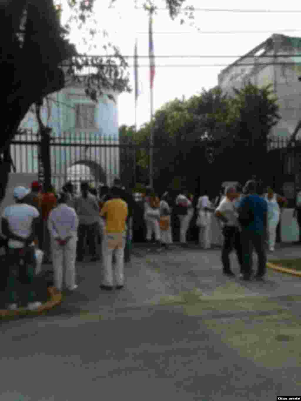 Reporta Cuba Damas Condolencias Francia foto Berta Soler