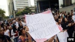 Un grupo de estudiantes se manifiesta en Caracas para exigir respeto a la Constitución. Archivo.