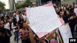 Un grupo de estudiantes se manifiesta en Caracas (Venezuela) para exigir respeto a la Constitución el viernes 11 de enero. 