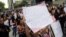 Un grupo de estudiantes se manifiesta en Caracas (Venezuela) para exigir respeto a la Constitución el viernes 11 de enero. 