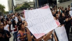 Jóvenes venezolanos con opiniones encontradas acerca de elecciones