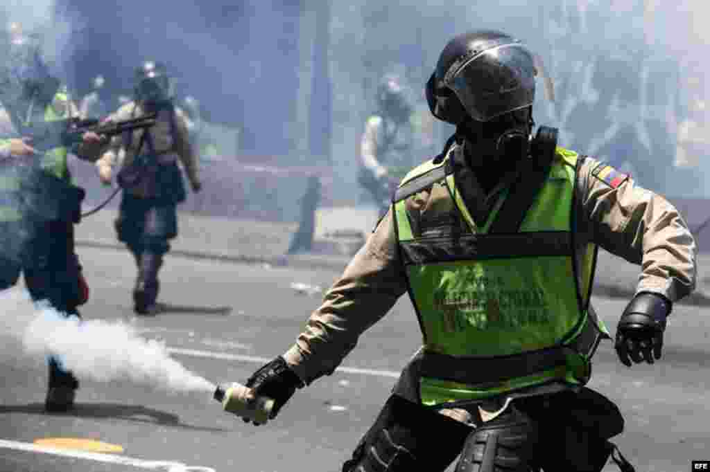 Miembros de la policía se enfrenta a un grupo de manifestantes durante una protesta en contra del Gobierno venezolano
