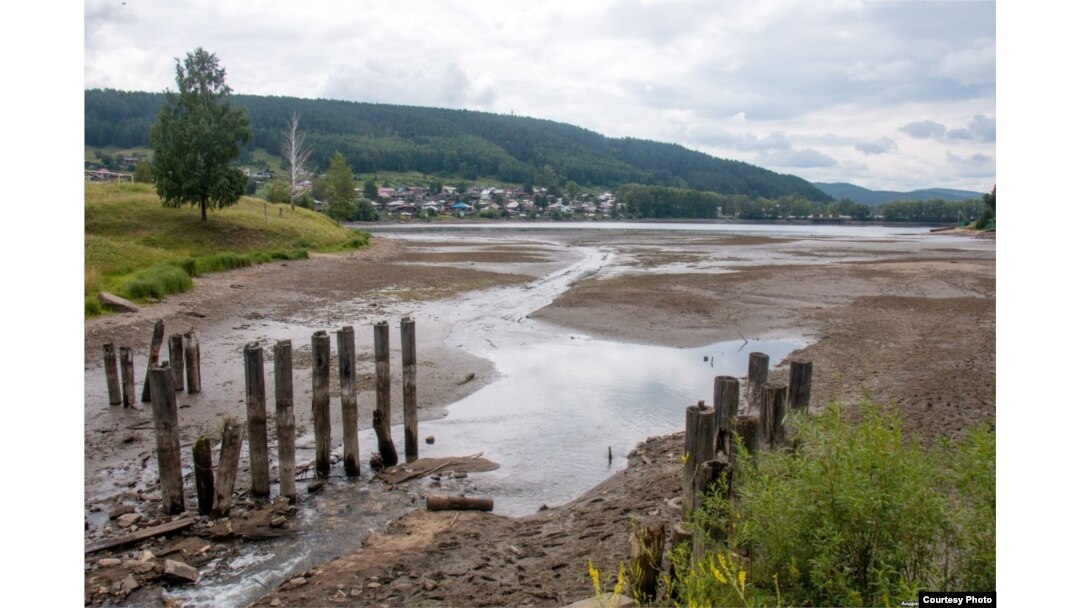 Las reparaciones en la presa Kusa llevaron a reducir el nivel del agua en el estanque.