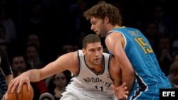Foto archivo. Brook López de los Brooklyn Nets (i) es marcado por Robin López (d), cuando jugaba con los Charlotte Hornets, el 12 de marzo de 2013, en el Barclays Center de Brooklyn, Nueva York.