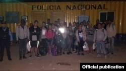 FOTO ARCHIVO. Grupo de inmigrantes cubanos detenidos en Honduras.