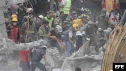 Brigadistas y voluntarios exhaustos continúan con las labores de rescate en los edificios colapsados por el terremoto en México.