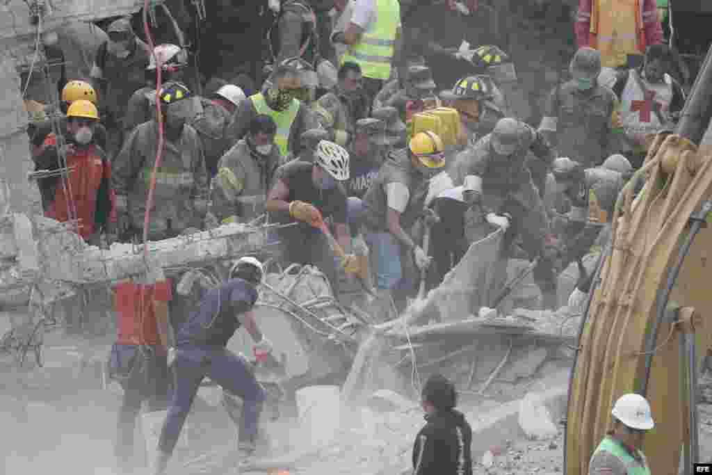 Brigadistas y voluntarios exhaustos continúan con las labores de rescate en los edificios colapsados por el terremoto en México.