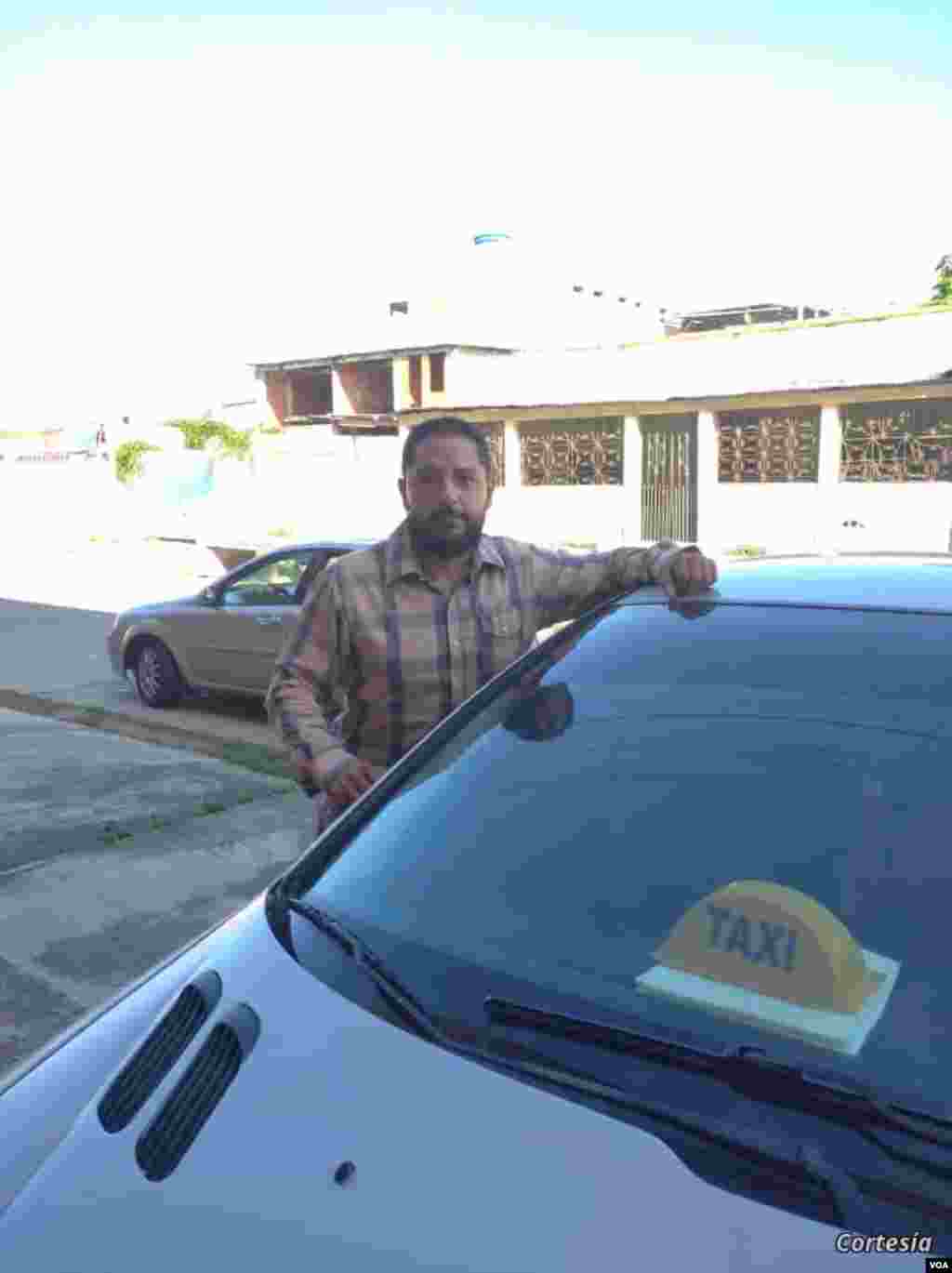 Gemar Dávila trabaja también como taxista para generar ingresos adicionales. Foto cortesía.