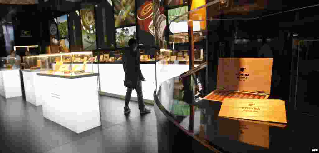 Un hombre observa los tabacos exhibidos hoy, lunes 29 de febrero del 2016, durante la inauguración del Festival del Habano en La Habana, Cuba.