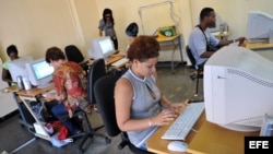 Fotografía de archivo. Varias personas consultan "internet" en una sala de navegación, perteneciente a la empresa estatal Correos de Cuba, en La Habana.