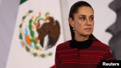 La presidenta de México, Claudia Sheinbaum, se dirige a los medios en su conferencia de prensa diaria en Ciudad de México. (Reuters)