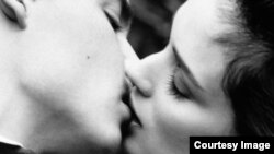 El beso es una forma de diálogo. (George Sand).