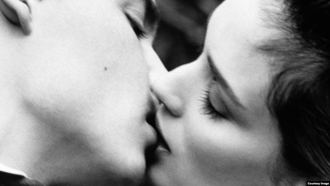 El beso es una forma de diálogo. (George Sand).