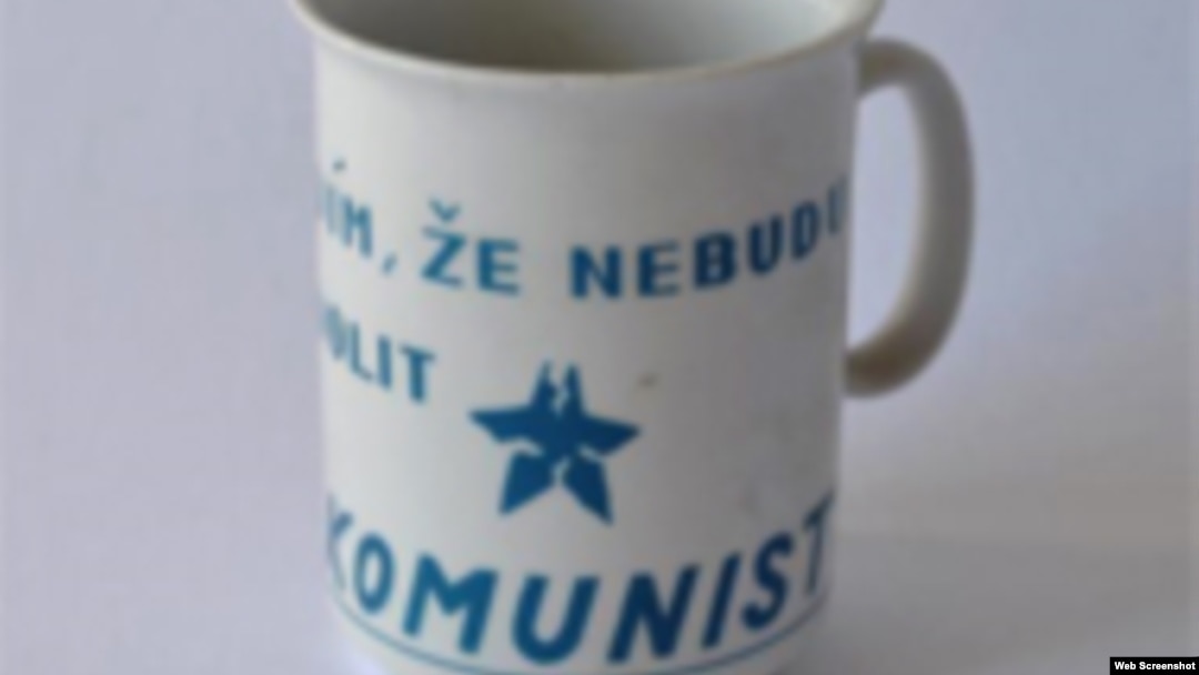 Taza que recuerda la época comunista en la antigua Checoslovaquia