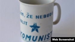 Taza que recuerda la época comunista en la antigua Checoslovaquia