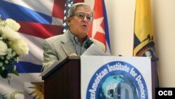 José A. Albertini, presidente del Pen Club de Escritores Cubanos en el Exilio en un acto de recordación y condena en memoria de todos los periodistas asesinados en nuestra región, el pasado viernes 2 de noviembre de 2018. Foto Roberto Koltun OCB Staff.