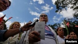 Laura Pollán sostiene una copia de la Declaración Universal de los Derechos Humanos durante una protesta en La Habana. (REUTERS/Desmond Boylan/Archivo)