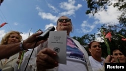 Laura Pollán sostiene una copia de la Declaración Universal de los Derechos Humanos durante una protesta en La Habana. (REUTERS/Desmond Boylan/Archivo)