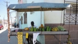 Los carretilleros, vendedores acosados en Cuba
