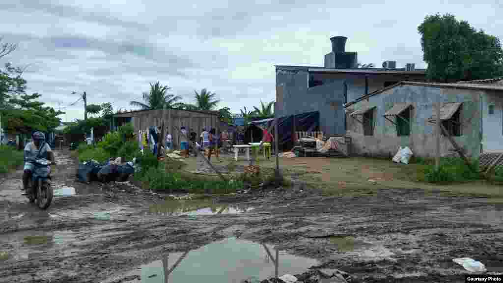 La poca higiene y el hacinamiento conspiran contra la salud de los centenares de cubanos en Turbo, Colombia.