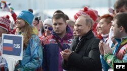 Vladimir Putin (centro), visita la villa olímpica en Sochi. 