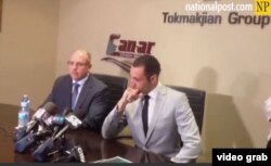 Lee Hacker (i), financista de Grupo Tokmakjian, y Raffi Tokmakhian, hijo del empresario preso en Cuba durante una rueda de prensa.