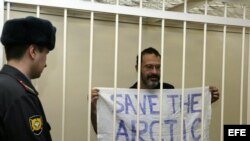 Fotografía facilitada por Greenpeace del activista sueco de la organización Dimitri Litvinov mientras asiste a una vista de su juicio desde una celda en el tribunal Kalininskiy de San Petersburgo (Rusia). 