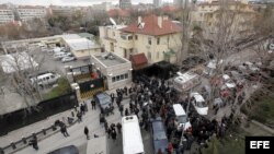 La policía turca rodea el área de la explosión, frente a la embajada de EE UU en Ankara. 