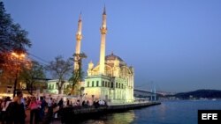 Imagen de la Mezquita Ortakoy de Estambul (Archivo).