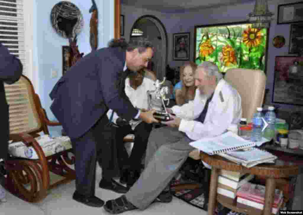 El presidente de la Asociación de Comités Olímpicos Nacionales (ACNO), príncipe Ahmad Al Fahad Al-Sabah y el exgobernante cubano, Fidel Castro, intercambian regalos.