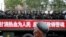 Un hombre uigur observa un camión que transporta policías paramilitares durante un mitin de juramento antiterrorista en Urumqi, Región Autónoma Uigur de Xinjiang, en 2014.