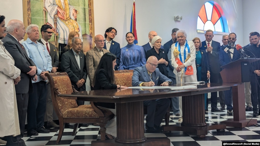 Las principales orgaciones del exilio cubano firman un “Acuerdo de Liberación para la Isla” en la Ermita de la Caridad de Miami.