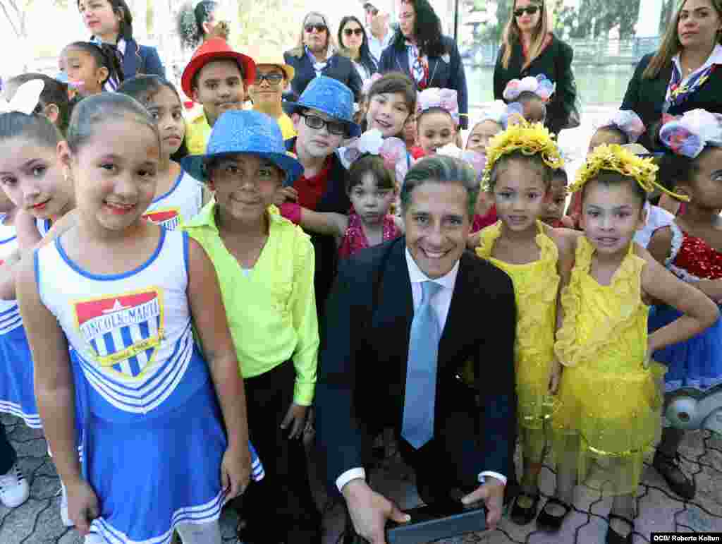 Superintendente de Escuelas P&#250;blicas de Miami-Dade Alberto Carvalho estuvo en la Celebraci&#243;n del 45 aniversario de la Parada de Jos&#233; Mart&#237; , con la participaci&#243;n de estudiantes de las escuelas Lincoln Mart&#237; y la banda de las escuelas p&#250;blicas del Condado 