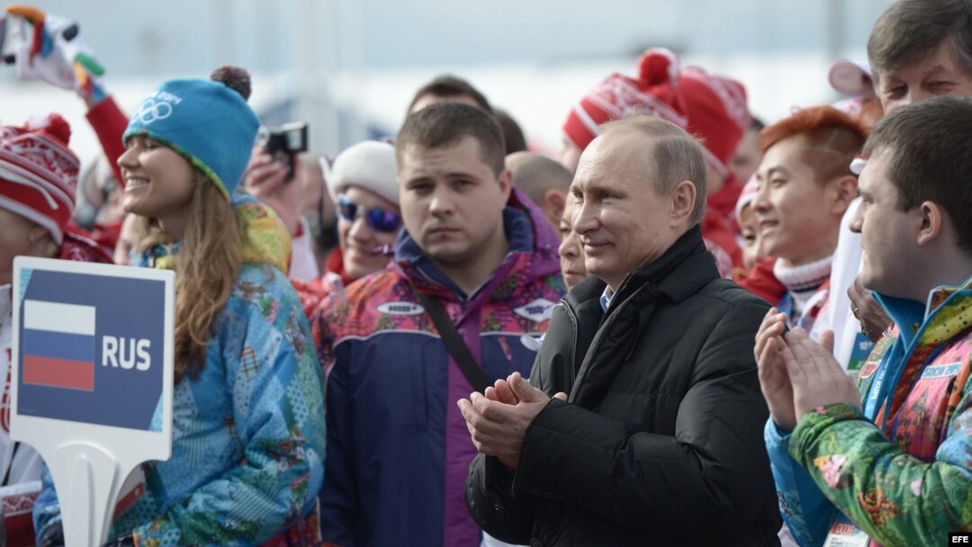 Vladimir Putin (centro), visita la villa olímpica en Sochi. 