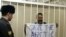 Fotografía facilitada por Greenpeace del activista sueco de la organización Dimitri Litvinov mientras asiste a una vista de su juicio desde una celda en el tribunal Kalininskiy de San Petersburgo (Rusia). 