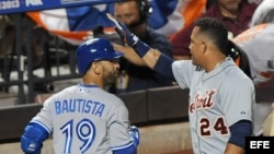Miguel Cabrera (d) de los Tigres saluda tras anotar junto a José Bautista (i) de los Azulejos  durante el Juego de las Estrellas. 
