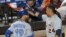Miguel Cabrera (d) de los Tigres saluda tras anotar junto a José Bautista (i) de los Azulejos  durante el Juego de las Estrellas. 