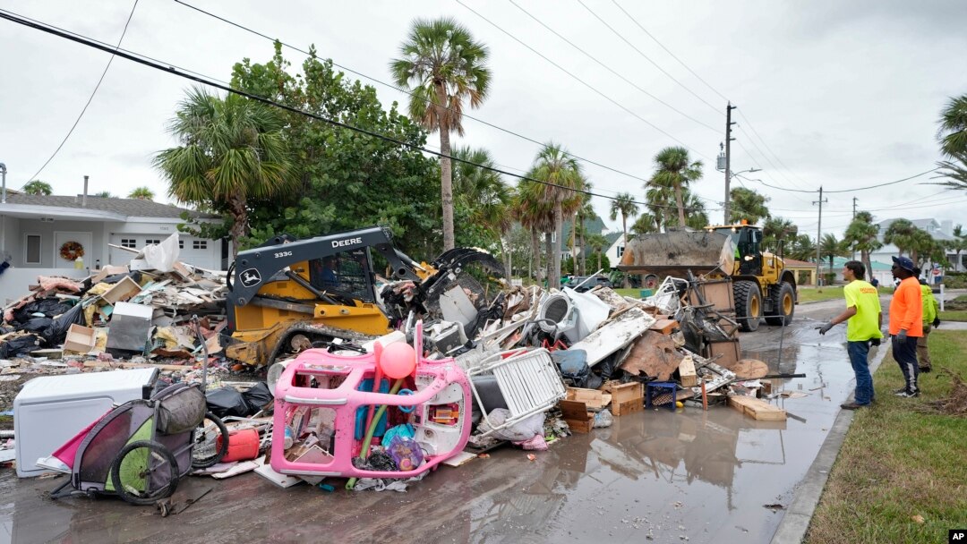 Los escombros de las inundaciones del huracán Helene a lo largo del Golfo de México eran retirados este lunes antes del impacto de Milton, en Clearwater Beach, Florida. (AP/Chris O'Meara)
