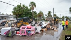 Los escombros de las inundaciones del huracán Helene a lo largo del Golfo de México eran retirados este lunes antes del impacto de Milton, en Clearwater Beach, Florida. (AP/Chris O'Meara)