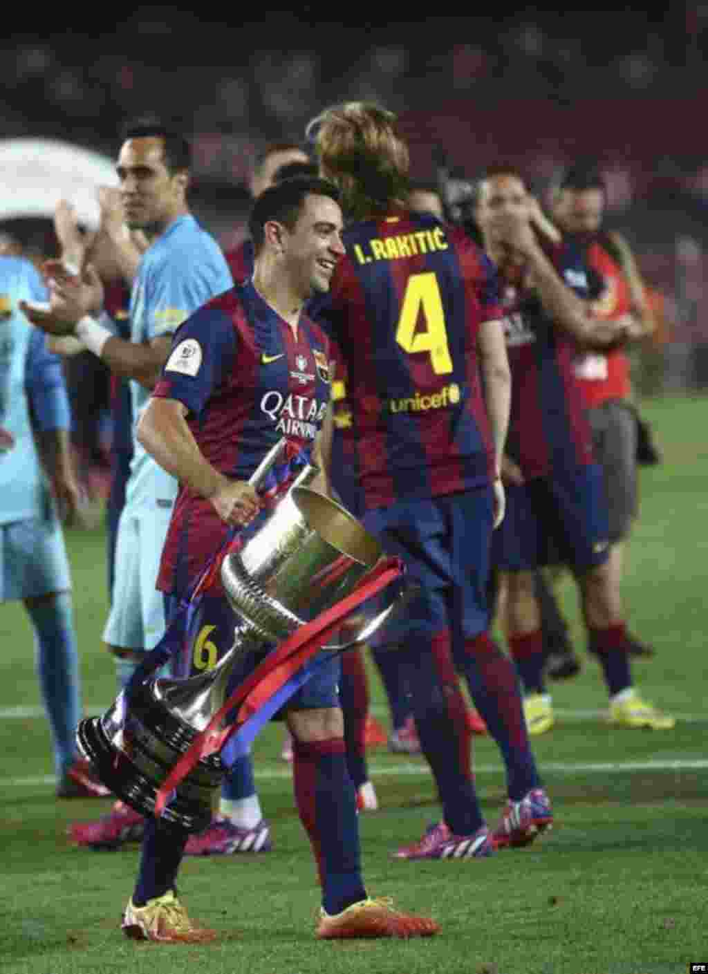 El centrocampista del FC Barcelona Xavi Hernández lleva la Copa del Rey tras el partido de la final frente al Athletic de Bilbao jugado en el Camp Nou, en el que el Barça se ha proclamado campeón.