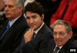 Raúl Castro (d) junto al primer ministro de Canadá Justin Trudeau (c) y el vicepresidente de Cuba, Miguel Díaz-Canel.