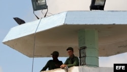 Vista de una torre de seguridad en una prisión de Cuba (Archivo)