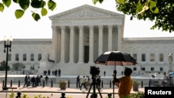 La prensa apostada frente a la Corte Suprema, mientras el tribunal se dispone a emitir los fallos definitivos de su periodo de sesiones de nueve meses, en Washington D. C., Estados Unidos, el 30 de junio de 2026. REUTERS/Cheney Orr