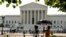 La prensa apostada frente a la Corte Suprema, mientras el tribunal se dispone a emitir los fallos definitivos de su periodo de sesiones de nueve meses, en Washington D. C., Estados Unidos, el 30 de junio de 2026. REUTERS/Cheney Orr
