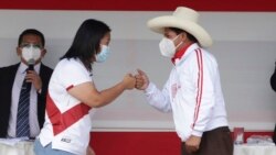 Los candidatos a la presidencia de Perú, Keiko Fujimori, izquierda, y Pedro Castillo se saludan al final del debate presidencial, en Chota, Perú, el 1 de mayo de 2021. (AP Foto/Francisco Vigo)