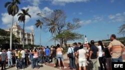 Cubanos hacen cola en el consulado de España, en La Habana, para solicitar la nacionalidad española.